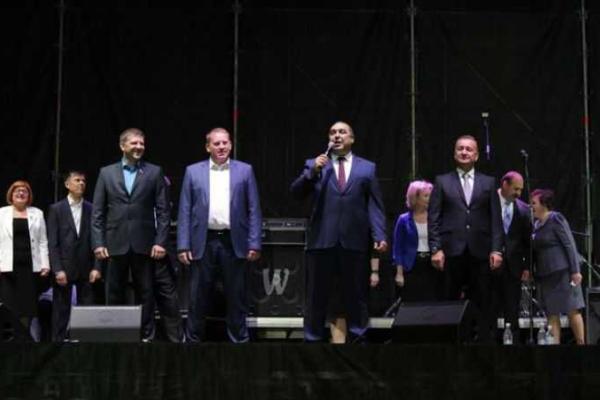Плотницкий повесил медаль на грудь Чичериной