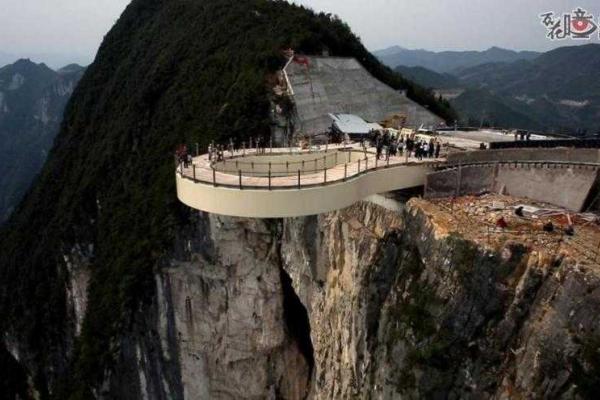 Экстремалам на заметку: в Китае открыли первый в мире подвесной стеклянный мост 