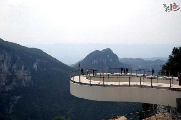 Экстремалам на заметку: в Китае открыли первый в мире подвесной стеклянный мост 