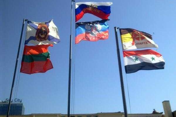 В небе над оккупированным Донецком развевается флаг Сирии  В небе над оккупированным Донецком развевается флаг Сирии