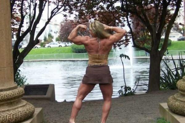 Женщина-бодибилдер, которая покоряет мир и мужчин своими железными мускулами