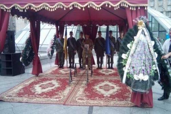 В Киеве в последний путь провожают волонтера "Эндрю", погибшего на Луганщине В Киеве в последний путь провожают волонтера "Эндрю", погибшего на Луганщине