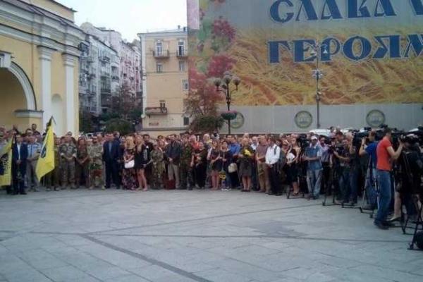 В Киеве в последний путь провожают волонтера "Эндрю", погибшего на Луганщине В Киеве в последний путь провожают волонтера "Эндрю", погибшего на Луганщине