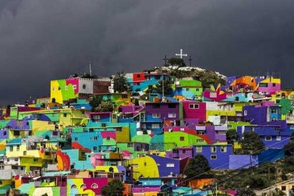 Стараниями мексиканских художников унылые дома превратились в буйство красок