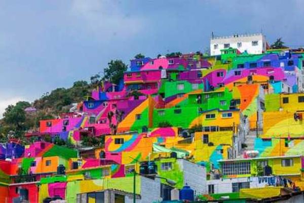 Стараниями мексиканских художников унылые дома превратились в буйство красок