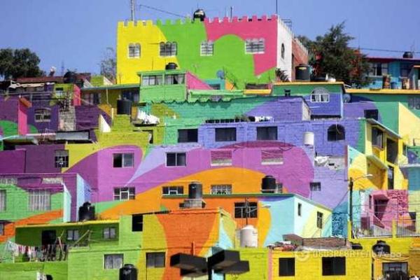 Стараниями мексиканских художников унылые дома превратились в буйство красок