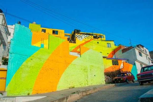 Стараниями мексиканских художников унылые дома превратились в буйство красок