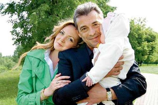 Супруга актера из сериала "Сваты" рассказала о том, как развивался их роман