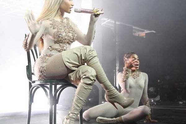 Откровенный наряд Ники Минаж свел с ума поклонников певицы