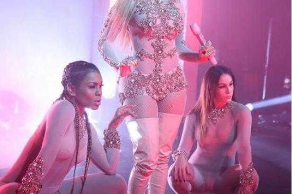 Откровенный наряд Ники Минаж свел с ума поклонников певицы