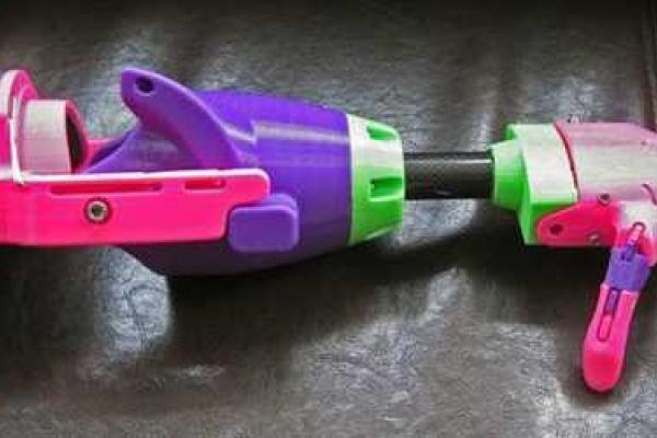 Девочка-инвалид получила от волонтеров бесценный подарок - 3D-протез руки Девочка-инвалид получила от волонтеров бесценный подарок - 3D-протез руки