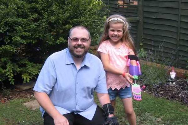 Девочка-инвалид получила от волонтеров бесценный подарок - 3D-протез руки Девочка-инвалид получила от волонтеров бесценный подарок - 3D-протез руки