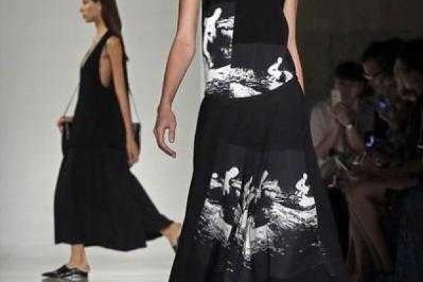 Виктория Бекхэм подверглась лавине критики в свой адрес из-за "болезненной" худобы своих моделей