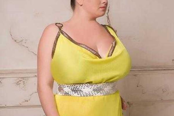 Пышногрудая титулованная украинка снялась в откровенной фотосессии