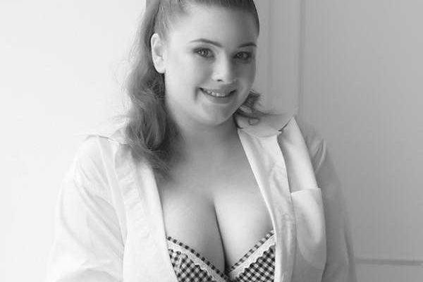 Пышногрудая титулованная украинка снялась в откровенной фотосессии