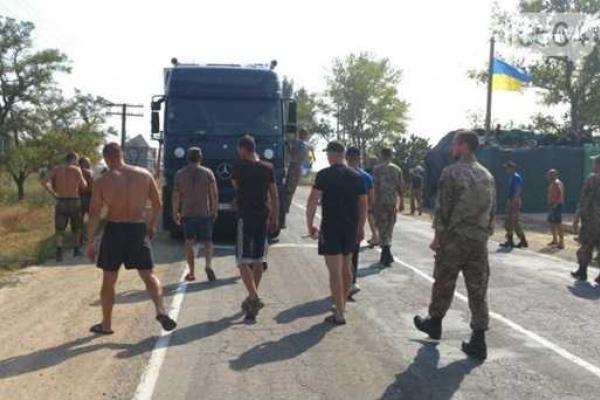 Второй день блокады Крыма: мнение украинцев о блокаде