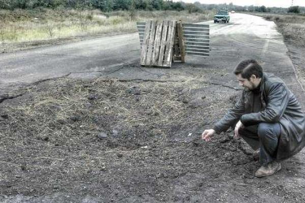 В Сети появились фото с места взрыва автомобиля "ополченцев" с боеприпасами 
