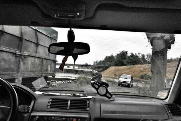 В Сети появились фото с места взрыва автомобиля "ополченцев" с боеприпасами 