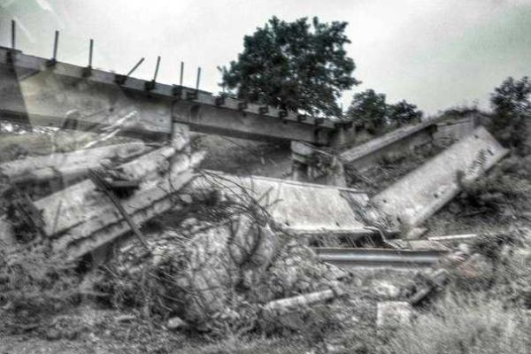 В Сети появились фото с места взрыва автомобиля "ополченцев" с боеприпасами 