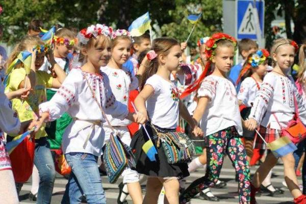 Бойцы батальона "Донбасс" в Мариуполе приняли участие в параде вышиванок