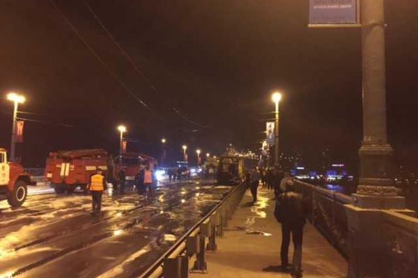 Видео пожара в Киеве: на мосту Патона сгорел мусоровоз Видео пожара в Киеве: на мосту Патона сгорел мусоровоз