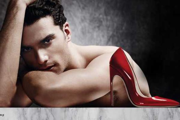 Неожиданная и эпатажная реклама: голые мужчины на каблуках