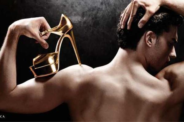 Неожиданная и эпатажная реклама: голые мужчины на каблуках