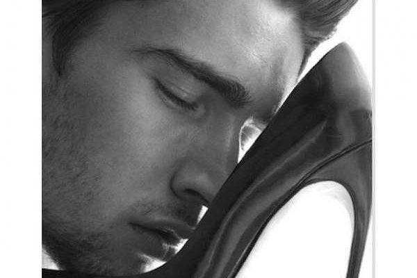 Неожиданная и эпатажная реклама: голые мужчины на каблуках