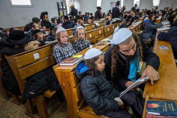 В Умани хасиды-паломники начали встречать новый иудейский 5776 год В Умани хасиды-паломники начали встречать новый иудейский 5776 год