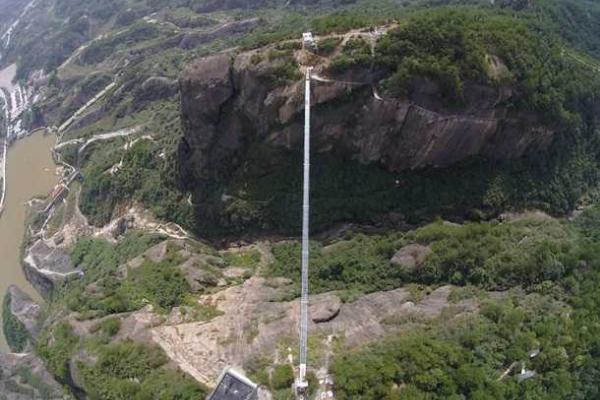 Экстремалам на заметку: в Китае открыли первый в мире подвесной стеклянный мост 