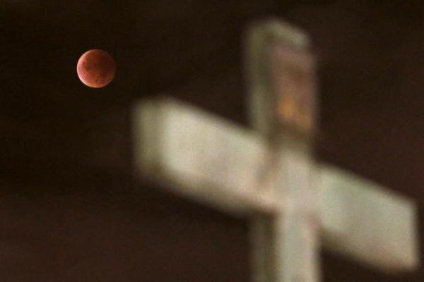 Фоторепортаж: необычное явление природы - "Кровавая Луна"