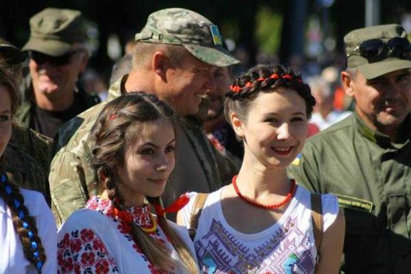 Бойцы батальона "Донбасс" в Мариуполе приняли участие в параде вышиванок