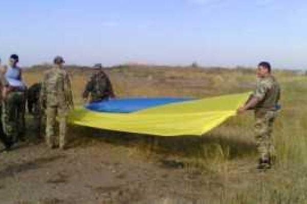 Десантники сделали Лисичанску подарок: на одном из терриконов теперь развевается огромный флаг Украины Десантники сделали Лисичанску подарок: на одном из терриконов теперь развевается огромный флаг Украины
