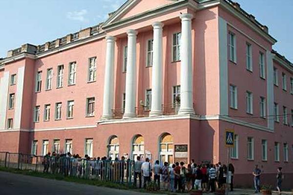 У стен луганской школы провели акцию "Расстрелянное детство"