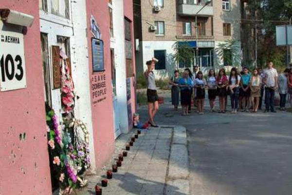 У стен луганской школы провели акцию "Расстрелянное детство"