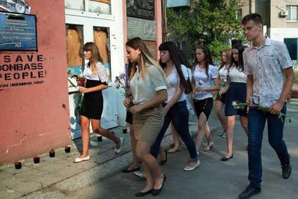 У стен луганской школы провели акцию "Расстрелянное детство"