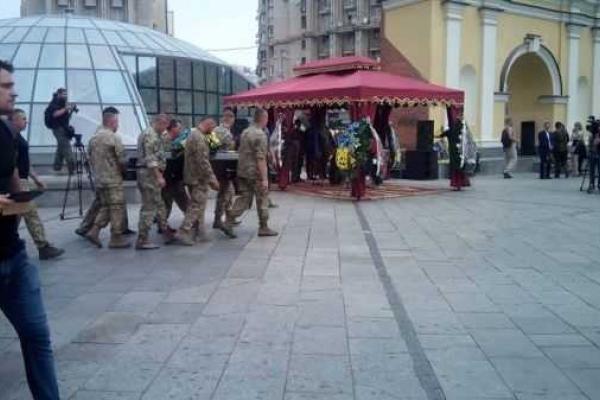 В Киеве в последний путь провожают волонтера "Эндрю", погибшего на Луганщине В Киеве в последний путь провожают волонтера "Эндрю", погибшего на Луганщине