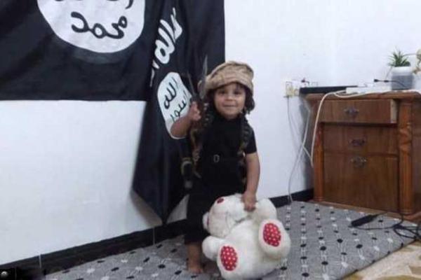 Боевики ИГИЛ с малолетства приучают детей к кровавым убийствам