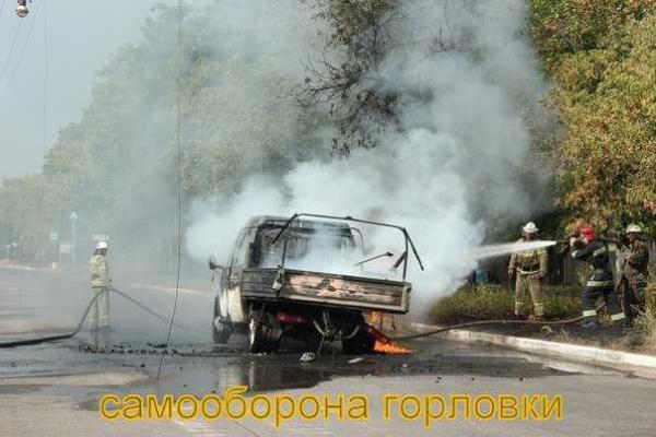 В Горловке сгорела "Газель", украшенная символикой "ДНР"  В Горловке сгорела "Газель", украшенная символикой "ДНР"