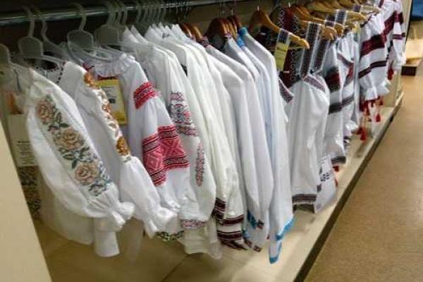 Дончанки должны выглядеть модно и красиво: в Донецке в гипермаркете "Эпицентр" торгуют вышиванками Дончанки должны выглядеть модно и красиво: в Донецке в гипермаркете "Эпицентр" торгуют вышиванками