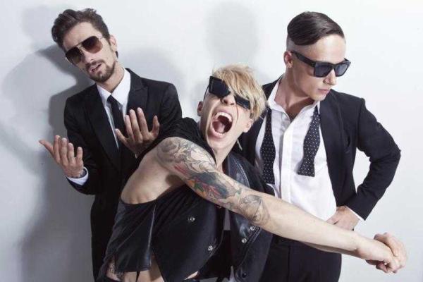 Группа Quest Pistols "подставила" организатора концерта в России