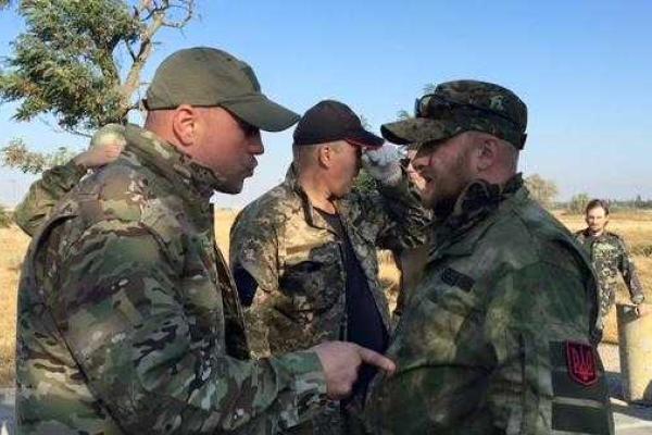 Блокада Крыма началась: бойцы "ПС" возводят заградительные сооружения на дороге, ведущей на полуостров Блокада Крыма началась: бойцы "ПС" возводят заградительные сооружения на дороге, ведущей на полуостров