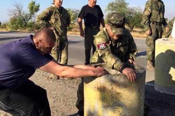 Блокада Крыма началась: бойцы "ПС" возводят заградительные сооружения на дороге, ведущей на полуостров Блокада Крыма началась: бойцы "ПС" возводят заградительные сооружения на дороге, ведущей на полуостров