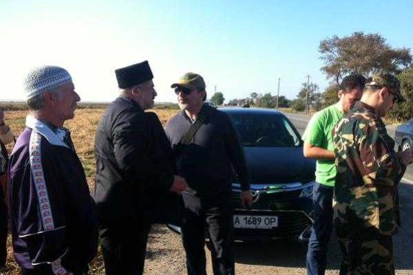 Блокада Крыма началась: бойцы "ПС" возводят заградительные сооружения на дороге, ведущей на полуостров Блокада Крыма началась: бойцы "ПС" возводят заградительные сооружения на дороге, ведущей на полуостров
