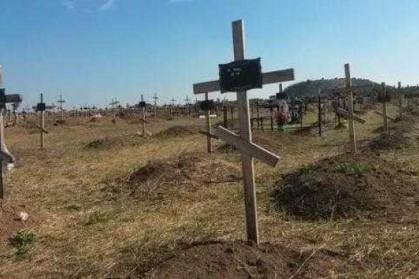 В Донецке ударными темпами растет кладбище боевиков: нет ни цветов, ни свечей, ни имен... В Донецке ударными темпами растет кладбище боевиков: нет ни цветов, ни свечей, ни имен...