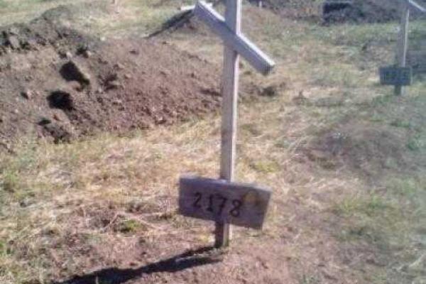 В Донецке ударными темпами растет кладбище боевиков: нет ни цветов, ни свечей, ни имен... В Донецке ударными темпами растет кладбище боевиков: нет ни цветов, ни свечей, ни имен...