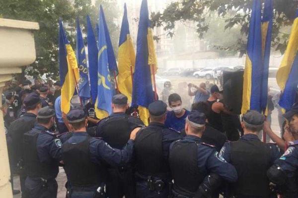 В Одессе "стенка на стенку" сошлись милиция и активисты "ПС" и "Автомайдана" В Одессе "стенка на стенку" сошлись милиция и активисты "ПС" и "Автомайдана"