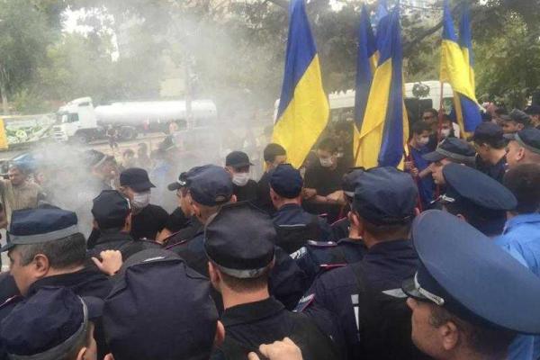 В Одессе "стенка на стенку" сошлись милиция и активисты "ПС" и "Автомайдана" В Одессе "стенка на стенку" сошлись милиция и активисты "ПС" и "Автомайдана"