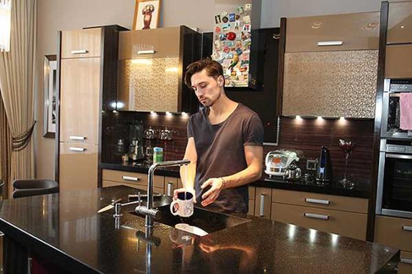 Билан показал свой особняк в "пацанском стиле", который вчера обчистили грабители