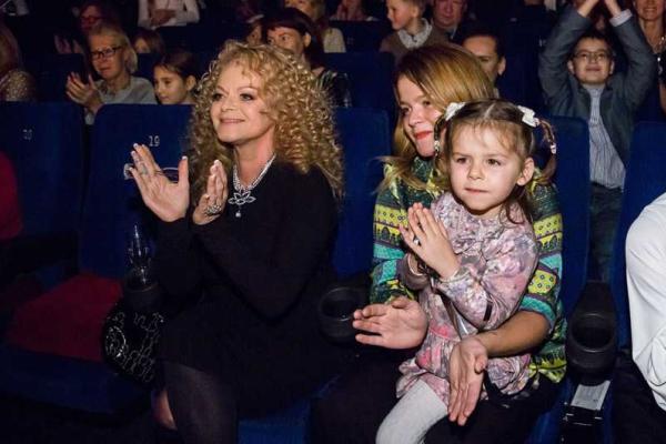 Лариса Долина вывела в свет 3-летнюю внучку